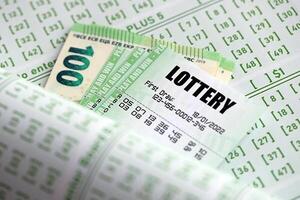 verde lotería Entradas y euro dinero cuentas en blanco con números para jugando lotería foto