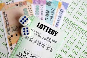 verde lotería Entradas y indio rupias dinero cuentas en blanco con números para jugando lotería foto