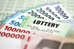 verde lotería Entradas y indonesio dinero cuentas en blanco con números para jugando lotería foto