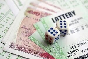 verde lotería Entradas y genial Bretaña libras dinero cuentas en blanco con números para jugando lotería foto
