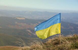 ucranio bandera en parte superior de hoverla montaña en Ucrania foto