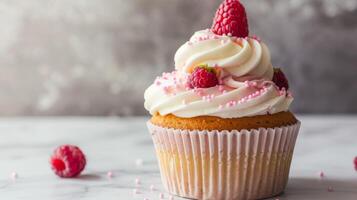 rosado frambuesa magdalena con Crema y asperja capturado en un gastrónomo postre ajuste foto