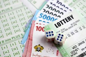 verde lotería Entradas y indonesio dinero cuentas en blanco con números para jugando lotería foto