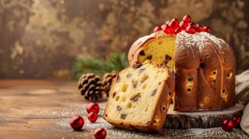 Navidad Panettone postre tradicional italiano festivo rebanado tratar en un rústico mesa con fiesta decoraciones foto