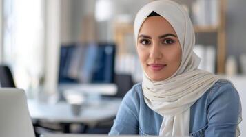 hembra web desarrollador en hijab demuestra tecnología profesionalismo y confianza a el oficina foto