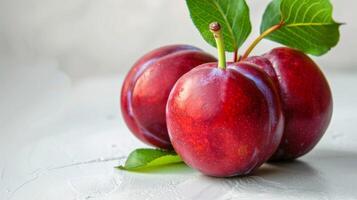 ciruelas en fresco, maduro, jugoso, rojo, y púrpura matices simbolizar salud y consciente de la dieta nutrición foto