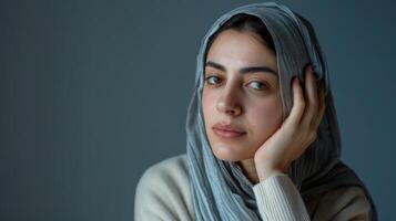 retrato de un joven iraní mujer vistiendo tradicional hijab con un pensativo mirada y sereno belleza foto