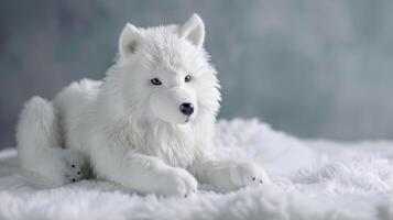 blanco mullido lobo juguete con felpa piel acostado en un acogedor ajuste foto