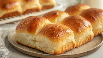 dorado delicioso horneado Leche un pan coronado con sésamo semillas para un Fresco desayuno Pastelería foto