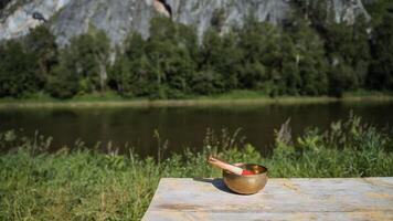 un canto cuenco desde Nepal, un musical instrumento para restaurar prana, yoga en naturaleza, zen meditación. foto