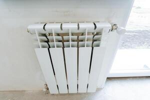 radiador calefacción blanco, calentador batería calor en el casa, Departamento reparar instalación aire calentador. foto