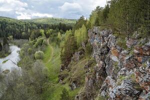 el ural montañas, el paisaje de naturaleza en Rusia, el longitud de el río, montaña rangos, taiga conífero bosque. foto