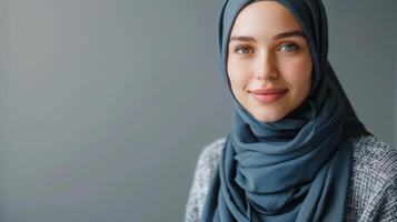 hembra web desarrollador en hijab retrata profesionalismo y empoderamiento en moderno tecnología espacio de trabajo foto