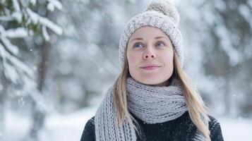 invierno retrato de un mujer sonriente en medio de nieve en Finlandia con un bufanda y gorro foto
