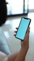 mão segurando Smartphone azul tela video