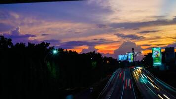 bintaro Jacarta, enero 26, 2024 - puesta de sol en el ciudad, silueta de un paisaje urbano foto