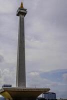 central Jacarta, enero 30, 2024 - nacional Monumento con un hermosa antecedentes de nubes en el cielo durante el día. foto