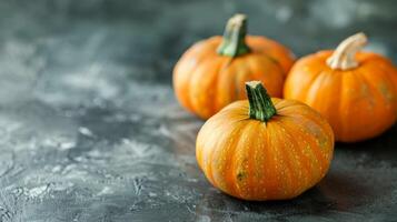 calabaza squash y vegetal en naranja otoño cosecha monitor con Fresco orgánico textura foto