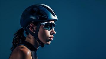 hembra triatleta en ropa de deporte demostración determinación y atención mientras preparando para un triatlón ciclismo evento foto