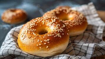 Fresco dorado sésamo Bagels en un estampado servilleta escaparate panadería perfección foto