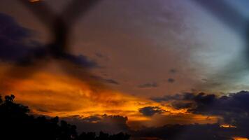 Disparo de el hierro red cerca en contra el antecedentes de un naranja cielo en el tarde. foto