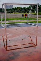 charcos de agua en el futsal campo objetivo después lluvia. foto