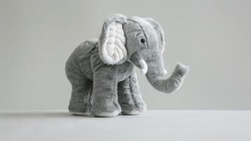gris felpa elefante juguete en pie fuera con sus mullido textura y suave diseño para niño jugar y guardería decoración foto
