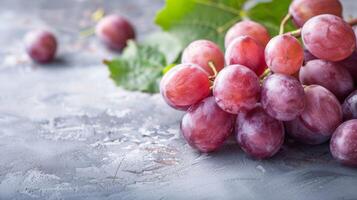 de cerca de Fresco jugoso púrpura uvas con orgánico vino hojas en un texturizado antecedentes foto