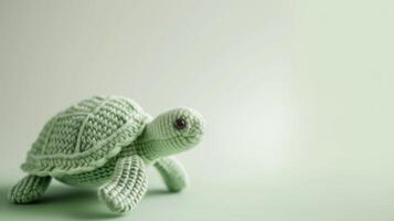 verde mullido tejer Tortuga juguete en un suave pastel antecedentes mostrando intrincado textil artesanía foto