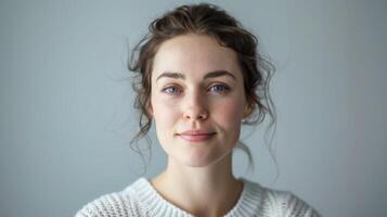 retrato de un joven mujer con natural belleza y un confidente sonrisa en un casual ajuste foto