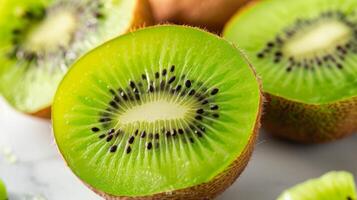 de cerca de un Fresco verde kiwi rebanada con semillas y jugoso tropical textura foto