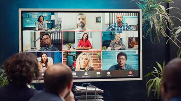 ejecutivo tablero miembros asistiendo videollamada conferencia con accionistas, reunión a habla a empresa cuestiones y cambios. negocio socios haciendo importante decisiones vía teletrabajo. cámara una. foto