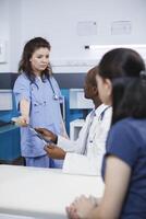 africano americano médico y caucásico enfermero consultante con un hembra paciente, Proporcionar experto Consejo y examen en un hospital habitación. comunicación y cuidado de la salud pericia en mostrar. foto