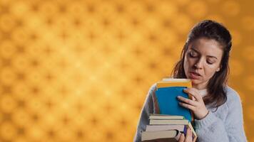 emocionado mujer hojeada aunque pila de comprado libros, cosecha qué a leer. entusiasta adicto a los libros persona mirando mediante apilar de novelas a gastar ocio hora con, estudio fondo, cámara un foto