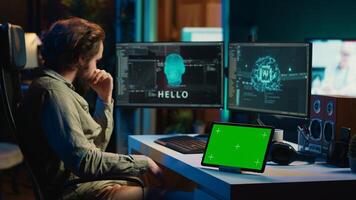 desarrollador utilizando verde pantalla tableta actualización artificial inteligencia máquina aprendizaje algoritmo, escritura binario código guiones. eso experto programación en Bosquejo dispositivo a potenciar ai cerebro, cámara un foto