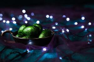 un plato de brillante verde huevos entre el guirnaldas foto