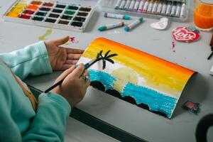 para niños manos dibujar con pinturas y lapices foto