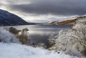 una vista del lago ness en escocia foto