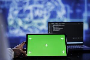 administración escribe código en verde pantalla tableta a visualizar artificial inteligencia neural redes utilizando aumentado realidad. alto tecnología espacio de trabajo supervisor carreras ai guión en cromo llave dispositivo foto