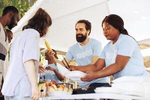 hambre alivio iniciativa Proporcionar esencial artículos a el hambriento y Menos afortunado. simpático humanitario ayuda equipo distribuye alimento, ofrecimiento apoyo a pobre, Vagabundo personas y refugiados. foto