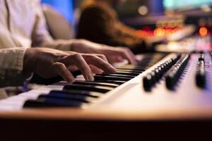 cantante compositor de canciones creando nuevo pistas en midi controlador en estudio, trabajando con sonido diseñador a grabar un canción con electrónico teclado piano. profesional artista jugando sintetizador. cerca arriba. foto