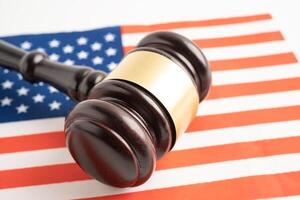 juez abogado martillo en Estados Unidos America bandera. foto