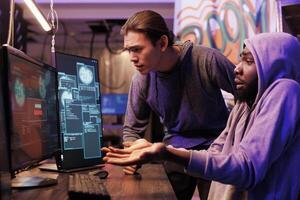 decepcionado hackers defecto a descanso dentro servidor mientras mirando a acceso negado mensaje en computadora pantalla. enojado infeliz criminales sin éxito hackear base de datos la seguridad cibernética sistema foto