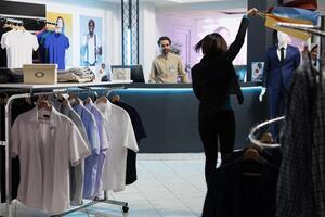 alegre asiático mujer bailando con bolso después comprando de moda vestir en ropa almacenar. compras centrar boutique contento satisfecho cliente que lleva papel paquetes y teniendo divertido foto