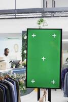 interactivo tablero con croma llave monitor para anuncio y Zapatos exhibiendo para clientes en ropa almacenar. inteligente verde pantalla para promoción burlarse de arriba en compras centro comercial foto