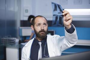 selectivo atención de un caucásico médico participación y examinando un cofre radiografía imagen de un paciente. de cerca Disparo de un masculino médico avaro y estudiando un cofre escanear de un individual. foto