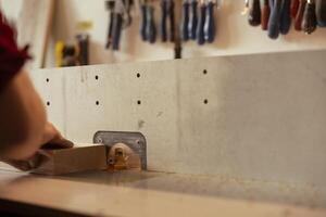 cnc maquinista operando huso moldeador a crear alto calidad hecho a la medida carpintería para cliente oficial proyecto. carpintero ejecutando Tareas en madera moldeador, formación y corte materiales foto