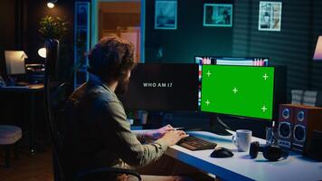 programador actualización artificial inteligencia algoritmo utilizando verde pantalla ordenador personal, haciendo eso volverse sensible. eso especialista programación yo consciente ai con Bosquejo computadora, cámara si foto