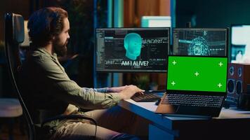 ai convirtiéndose sensible, chateando con computadora científico, preguntando existencial preguntas, verde pantalla ordenador portátil. concepto de artificial inteligencia ganando conciencia, croma llave computadora portátil, cámara un foto
