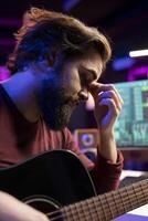 estresado soñoliento artista practicando acústico instrumento en su hogar estudio, grabación nuevo melodías y edición eso en enviar producción. joven artista jugando guitarra con frustración, ofertas con agotamiento foto